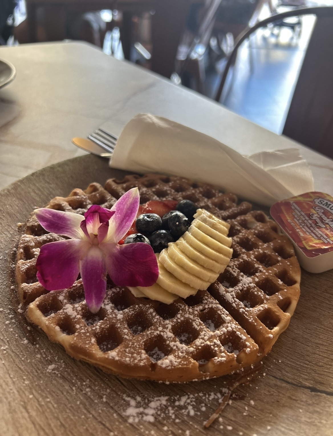 フルーツと花を添えたワッフル