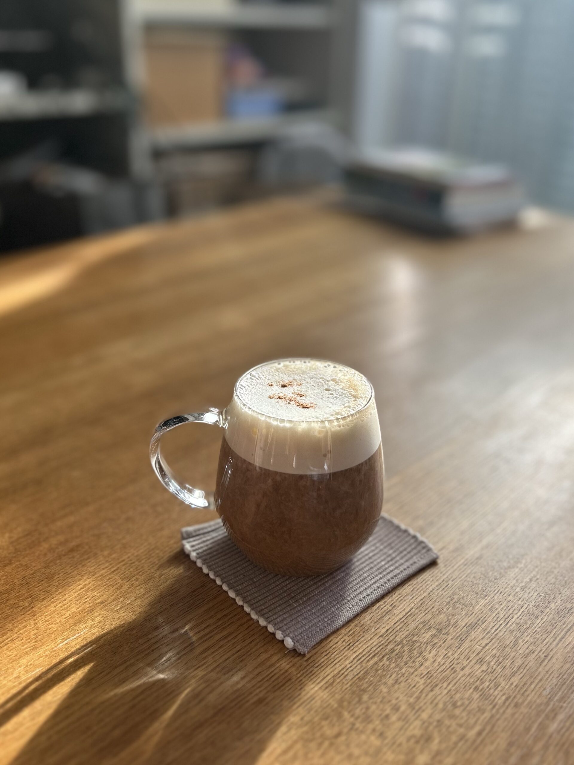 木のテーブルに置いたコーヒー