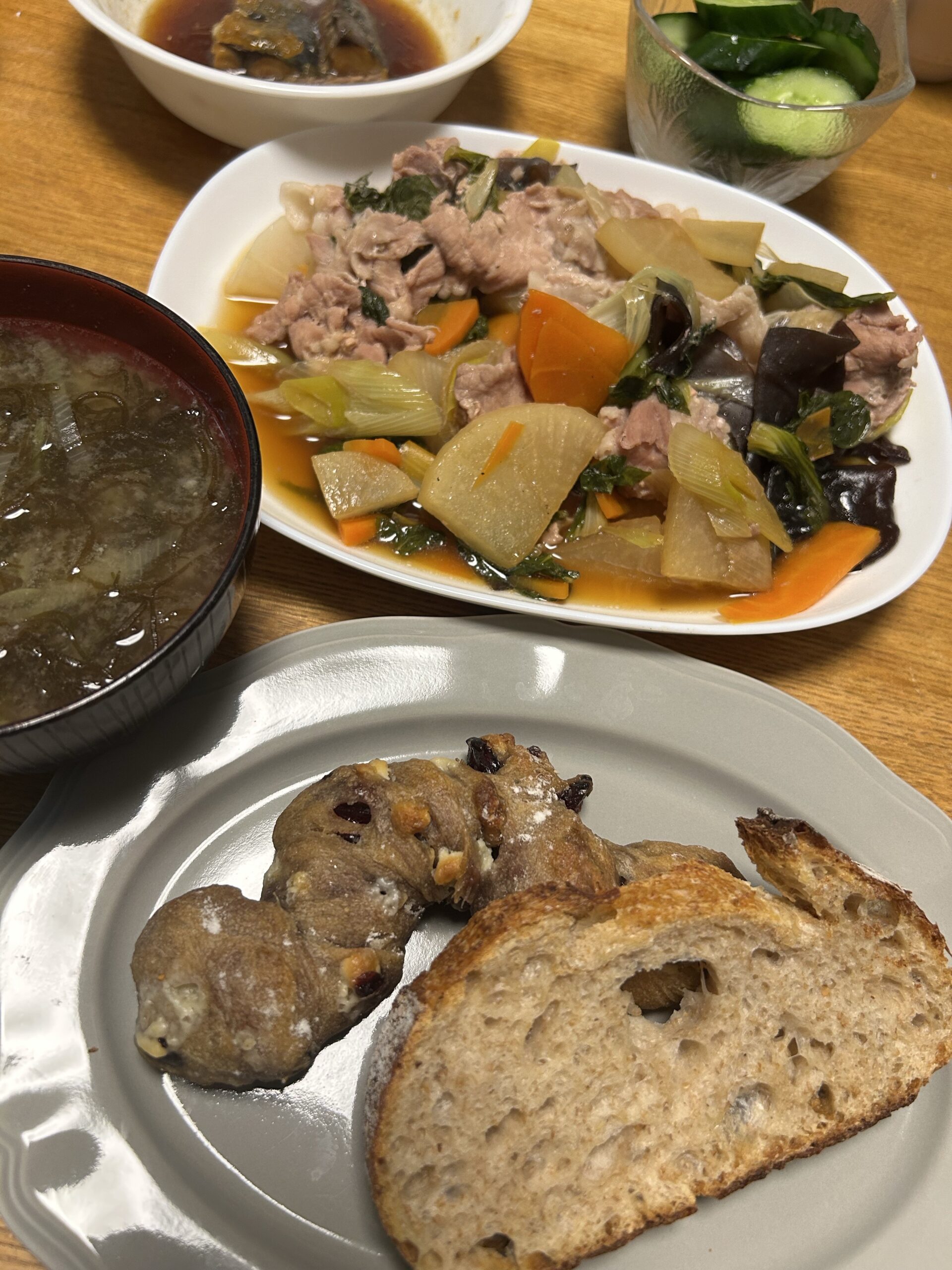 パンや野菜のおかず、汁物が並ぶ食卓