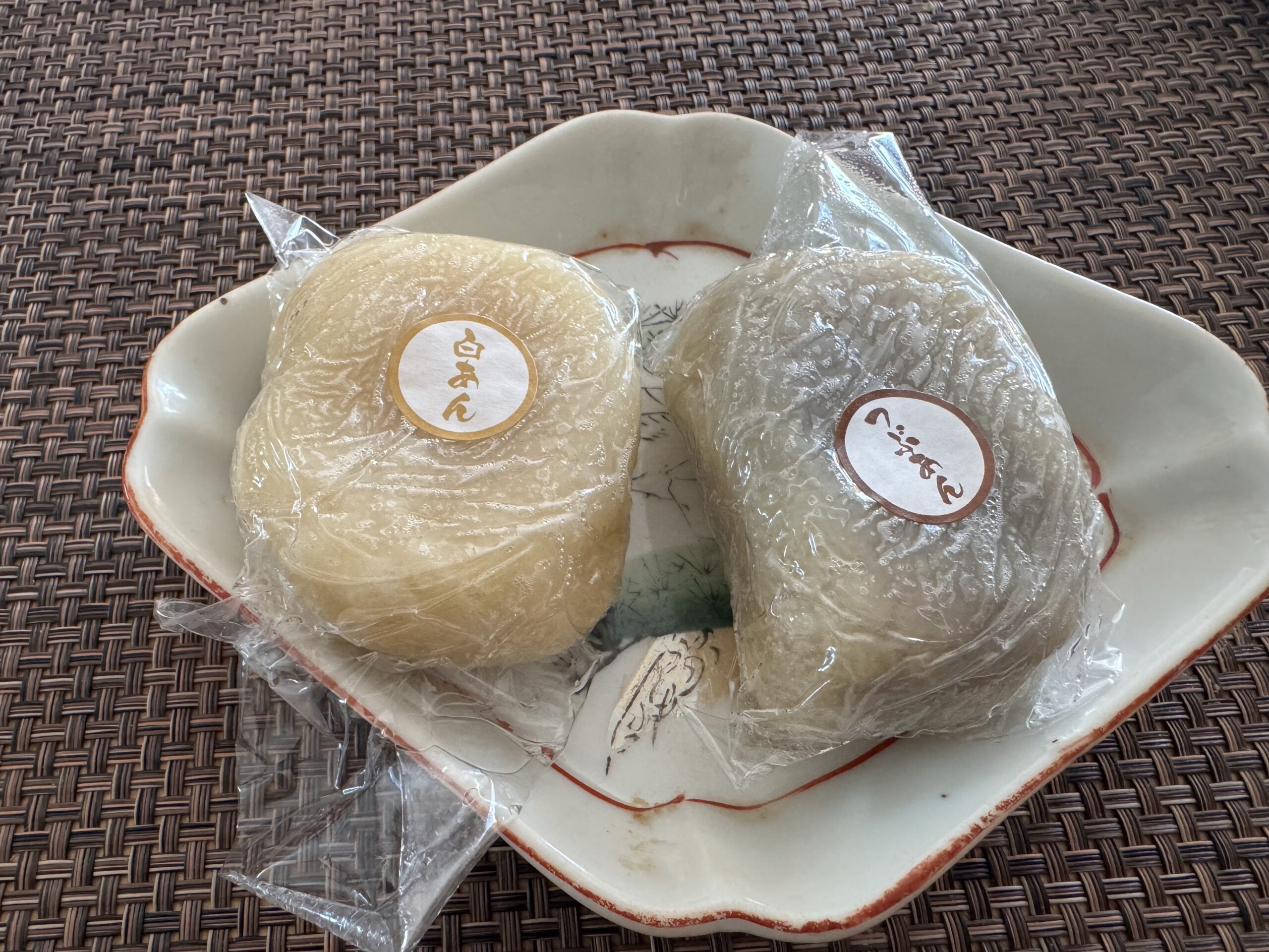 お皿に並べた甘いもの