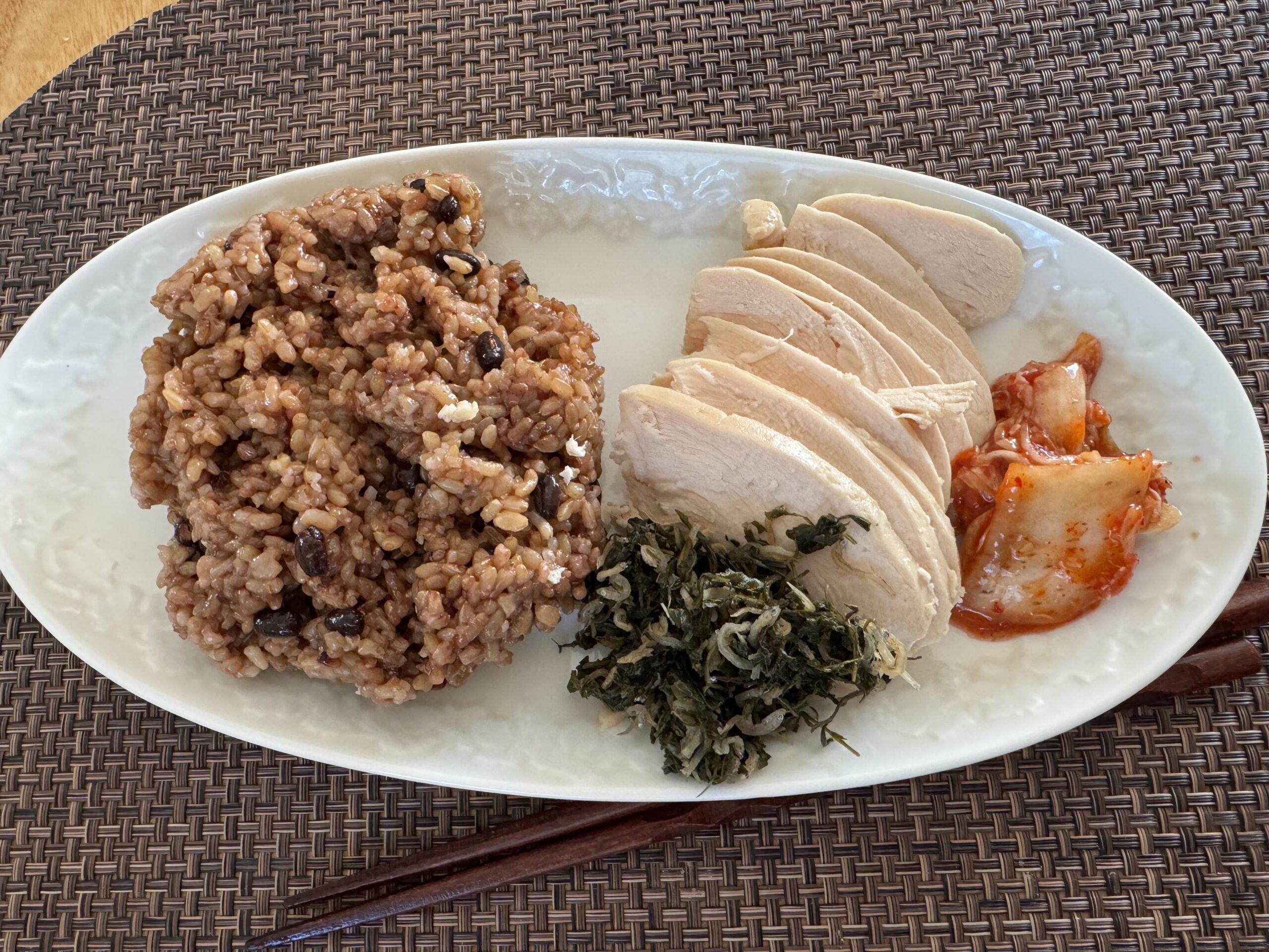 ご飯と鶏肉、副菜を盛りつけた一皿